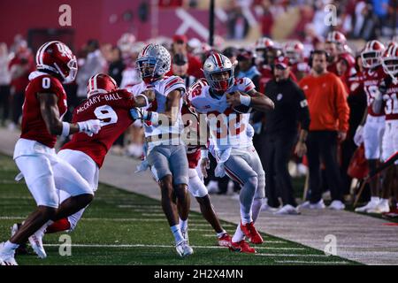 BLOOMINGTON, ÉTATS-UNIS - 2021/10/23: Ohio State Buckees courant en arrière TreVeyon Henderson (32) porte le ballon contre l'Indiana University lors d'un match de football NCAA le 16 octobre 2021 au Memorial Stadium à Bloomington, dans l'Indiana State Beat Indiana University 54-7. Banque D'Images