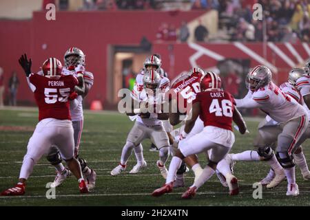 BLOOMINGTON, ÉTATS-UNIS - 2021/10/23: Ohio State Buckees courant en arrière TreVeyon Henderson (32) porte le ballon lors d'un match de football de la NCAA le 16 octobre 2021 au Memorial Stadium à Bloomington, dans l'Indiana State a battu Indiana University 54-7. Banque D'Images