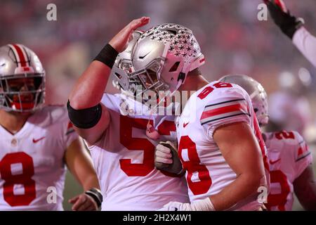 BLOOMINGTON, ÉTATS-UNIS - 2021/10/23: Ohio State Buckees Tight End Jeremy Ruckert (88) est félicité par ses coéquipiers après avoir remporté un match contre l'Indiana University lors d'un match de football de la NCAA le 16 octobre 2021 au Memorial Stadium à Bloomington, dans l'Indiana State Beat Indiana University 54-7. Banque D'Images