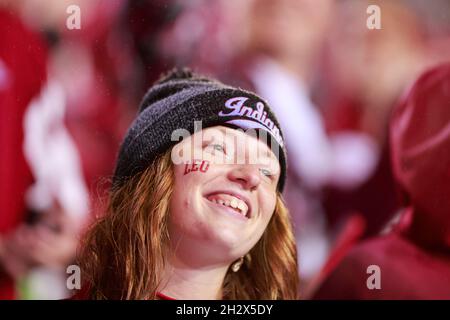 BLOOMINGTON, ÉTATS-UNIS - 2021/10/23: Les fans de Hoosier applaudissent tandis que l'Université de l'Indiana joue contre l'État de l'Ohio lors d'un match de football de la NCAA le 16 octobre 2021 au Memorial Stadium à Bloomington, dans l'État de l'Ohio, bat l'Université de l'Indiana 54-7. Banque D'Images