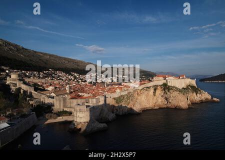 Europa, Kroatien, Dalmatien, Dubrovnik, Blick auf die Altstadt von der Festung Lovrijenac| Europe, Croatie, Dalmatie, Dubrovnik, vue sur la vieille ville Banque D'Images