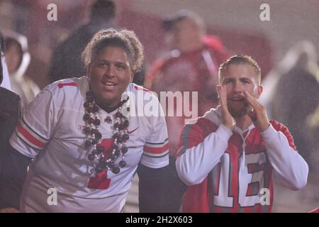 BLOOMINGTON, ÉTATS-UNIS - 2021/10/23: Les fans de Buckeyes applaudissent tandis que l'Université de l'Indiana joue contre l'État de l'Ohio lors d'un match de football de la NCAA le 16 octobre 2021 au Memorial Stadium à Bloomington, dans l'Indiana. L'État de l'Ohio a battu l'université de l'Indiana 54-7. Banque D'Images