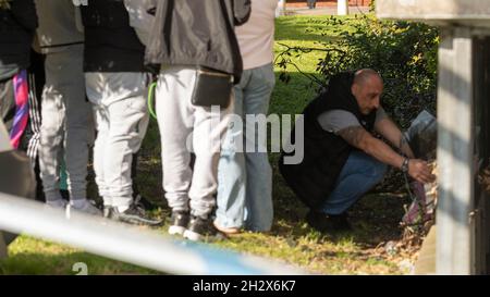 Brentwood Essex, Royaume-Uni.24 octobre 2021.Une enquête de meurtre importante menée par la police d'Essex à Brentwood à la suite des deux meurtres commis dans la ville.Les amis et la famille placent les fleurs sur la scène du crime crédit: Ian Davidson/Alay Live News Banque D'Images