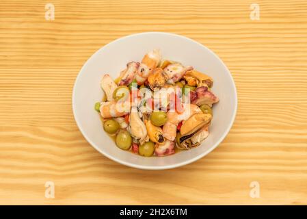 Salpicon de fruits de mer aux olives, viande de moules, crevettes cuites, pieuvre en tranches, oignons et poivrons émincés servis dans un restaurant de tapas espagnol Banque D'Images