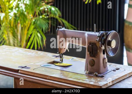 Une grande machine à coudre vintage sur une table en bois Banque D'Images