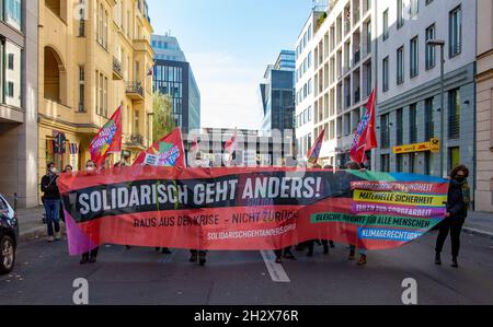 Berlin, Allemagne.24 octobre 2021.AM 24.Oktober 2021 versammelten sich hunderte Aktivist*innen vor dem Paul-Löbe-Haus à Berlin, UM für internationale Solidarität zu demonstrieren.An dem Bündnis waren Klima, Umwelt, Antirassismus und kapitalismuskritische Gruppen die Partei Die Linke beteiligt.- le 24 octobre, 2021 centaines de personnes se sont rassemblées à Berlin, en Allemagne, pour protester contre la solidarité internationale.Dans l'alliance étaient le climat, l'environnement, l'antiraciste et les groupes critiques du capitalisme.(Photo par Alexander Pohl/Sipa USA) crédit: SIPA USA/Alay Live News Banque D'Images