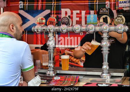 TURIN, ITALIE - 18 septembre 2021 : une variété de robinets à pression de brasserie écossaise Greene King dans un stand de festival de cuisine de rue à Turin, Italie Banque D'Images