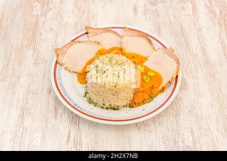 filets de longe de porc rôtis garnis de riz blanc cuit et de crème de potiron aux légumes et au persil Banque D'Images