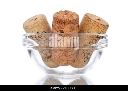 Trois bouchons à vin en verre, en gros plan, isolés sur du blanc. Banque D'Images