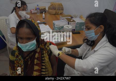 Guwahati, Guwahati, Inde.24 octobre 2021.Une infirmière injecte la 2e dose de COVID-19 à une femme dans un centre de vaccination de Guwahati Assam Inde le dimanche 24 octobre 2021. Le Premier ministre indien Narendra Modi a déclaré aujourd'hui à Maan Ki Baat que l'Inde célèbre l'administration du vaccin COVID en 100 crore dans toute l'Inde (Credit image:© Dasarath Deka/ZUMA Press Wire) Banque D'Images