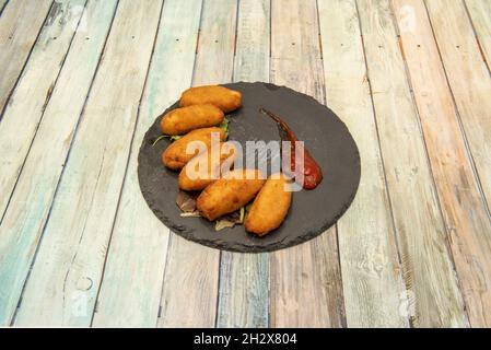 délicieux croquettes de poulet maison avec confiture de tomates servies sous forme de tapas dans un restaurant Banque D'Images