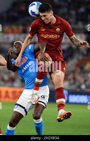 Rome, Italie.24 octobre 2021.Victor Osimhen de SSC Napoli et Roger Ibanez d'AS Roma se disputent le ballon lors de la série Un match de football entre AS Roma et SSC Napoli au stade Olimpico à Rome (Italie), le 24 octobre 2021.Photo Antonietta Baldassarre/Insidefoto Credit: Insidefoto srl/Alay Live News Banque D'Images