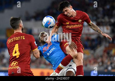 Rome, Italie.24 octobre 2021.Bryan Cristante d'AS Roma, Victor Osimhen de SSC Napoli et Roger Ibanez d'AS Roma se disputent le ballon lors de la série Un match de football entre AS Roma et SSC Napoli au stade Olimpico de Rome (Italie), le 24 octobre 2021.Photo Antonietta Baldassarre/Insidefoto Credit: Insidefoto srl/Alay Live News Banque D'Images