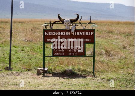 Bande d'atterrissage Keekorok métal et panneau de bois avec des crânes d'animaux, montrant l'emplacement, Masai Mara, Kenya Banque D'Images
