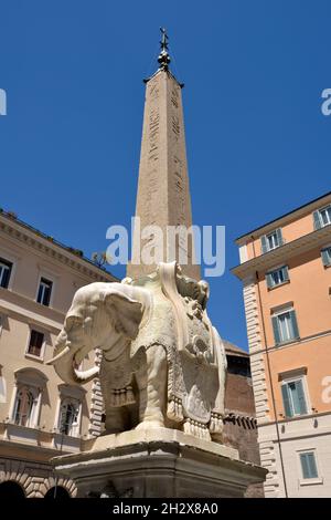 Italie, Rome, Piazza della Minerva, éléphant de Bernini et obélisque appelé Pulcino della Minerva Banque D'Images