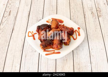 Chorizos de cantimpalos grillés au charbon de bois sur plaque blanche Banque D'Images