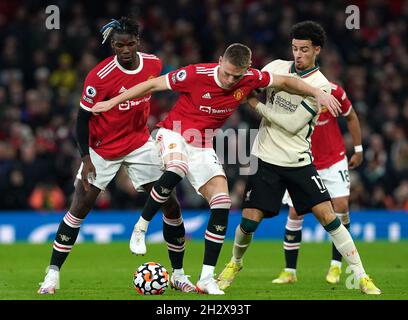 Paul Pogba de Manchester United, Scott McTominay de Manchester United et Curtis Jones (gauche-droite) de Liverpool en action lors du match de la Premier League à Old Trafford, Manchester.Date de la photo: Dimanche 24 octobre 2021. Banque D'Images