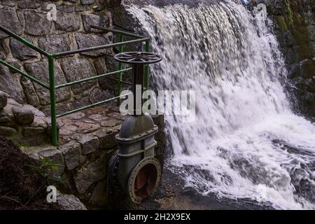 Barrage sur la rivière Lomnica à Karpacz propre Banque D'Images