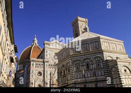 Détail du Duomo de Florence ou de la basilique de Santa Maria del Fiore à Florence, en Italie, avec le Dôme à backgrund, le plus célèbre monument de Filippo Banque D'Images