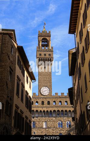 La façade élaborée de la cathédrale Santa Maria del Fiore à Florence, Florence, Italie, avec la Tour de la cloche et le détail du Dôme et bleu profond Banque D'Images