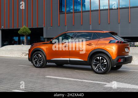 Kiev, Ukraine - 12 juin 2021 : nouvelle Peugeot 2008 orange dans la ville Banque D'Images