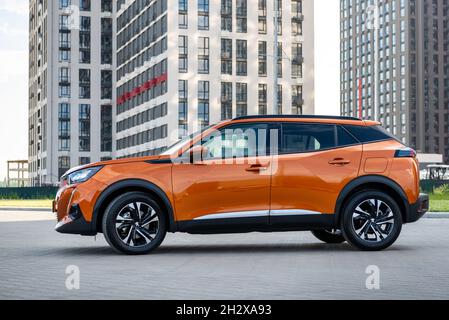 Kiev, Ukraine - 12 juin 2021 : Orange SUV Peugeot 2008 dans un nouveau quartier résidentiel Banque D'Images