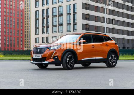 Kiev, Ukraine - 12 juin 2021 : Peugeot 2008 dans la ville, milieu urbain, photographie automobile Banque D'Images