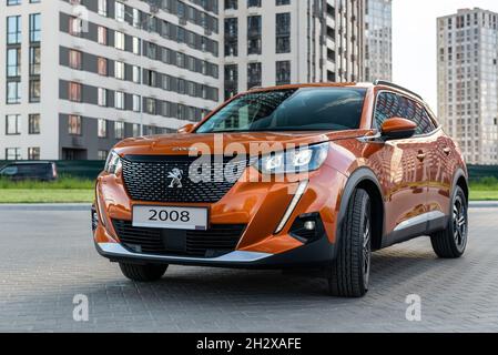 Kiev, Ukraine - 12 juin 2021 : vue de face du SUV orange Peugeot 2008 dans la rue de la ville Banque D'Images