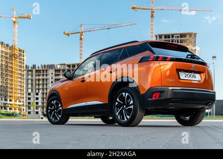 Kiev, Ukraine - 12 juin 2021 : vue arrière de la Peugeot 2008 orange devant le site de la concession Banque D'Images