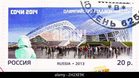 MOSCOU, RUSSIE - 23 OCTOBRE 2021 : le timbre-poste imprimé en Russie montre le stade olympique 'Fisht', série des installations sportives olympiques de Sotchi 2014, vers 20 Banque D'Images