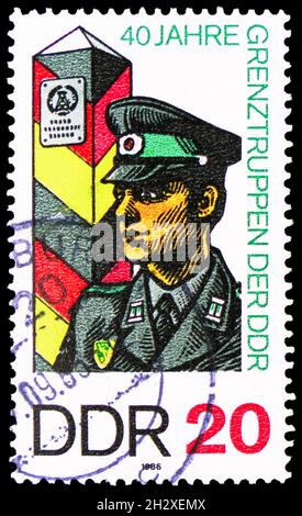 MOSCOU, RUSSIE - 23 OCTOBRE 2021 : le timbre-poste imprimé en Allemagne montre le soldat Grenzpfahl, 40 ans de la série des troupes frontalières de la RDA, vers 1986 Banque D'Images