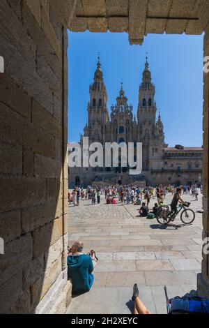 Saint-Jacques-de-Compostelle, Espagne, 15 août 2021.Pèlerins sur la Plaza del Obradoiro en face de la cathédrale. Banque D'Images