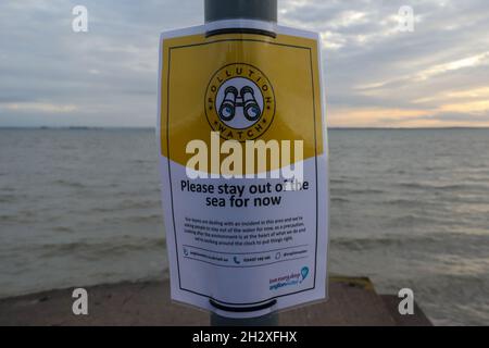 24 octobre 2021.Southend on Sea, Royaume-Uni.Panneaux d'avertissement le long du front de mer à Southend on Sea, conseillant aux gens de ne pas entrer dans l'eau.Les résidents et les visiteurs de la ville sur l'estuaire de la Tamise ont été avertis de ne pas entrer dans l'eau sur trois plages à la suite d'une fuite d'eaux usées.Penelope Barritt/Alamy Live News Banque D'Images