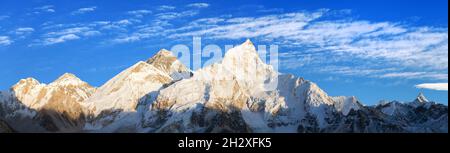 Vue panoramique en soirée du Mont Everest depuis Kala Patthar avec de beaux nuages sur le ciel - chemin vers le camp de base du Mont Everest, parc national Sagarmatha, Khu Banque D'Images