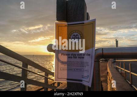 24 octobre 2021.Southend on Sea, Royaume-Uni.Panneaux d'avertissement le long du front de mer à Southend on Sea, conseillant aux gens de ne pas entrer dans l'eau.Les résidents et les visiteurs de la ville sur l'estuaire de la Tamise ont été avertis de ne pas entrer dans l'eau sur trois plages à la suite d'une fuite d'eaux usées.Penelope Barritt/Alamy Live News Banque D'Images