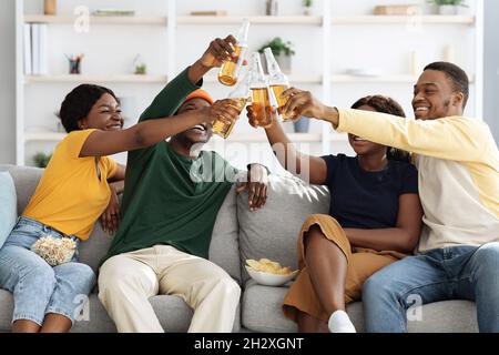 Joyeux génération du millénaire afro-américain qui apprécie la fête à domicile Banque D'Images