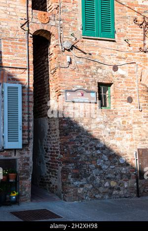 Città della Pieve, Pérouse, Ombrie, Italie.Photo verticale de Vicolo Baciadonne.L'allée la plus étroite en Italie, suggestive et romantique Banque D'Images