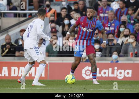 Barcelone, Espagne.24 octobre 2021.Barcelone, Espagne, le 24 octobre 2021 : Memphis Depay (9 FC Barcelone) pendant, match LaLiga Santander entre Barcelone et R.Madrid au stade Camp nou à Barcelone, Espagne.Rama Huerta/SPP crédit: SPP Sport presse photo./Alamy Live News Banque D'Images