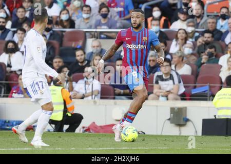 Barcelone, Espagne.24 octobre 2021.Barcelone, Espagne, le 24 octobre 2021 : Memphis Depay (9 FC Barcelone) pendant, match LaLiga Santander entre Barcelone et R.Madrid au stade Camp nou à Barcelone, Espagne.Rama Huerta/SPP crédit: SPP Sport presse photo./Alamy Live News Banque D'Images