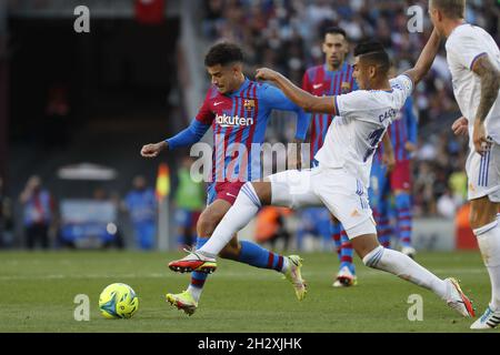 Barcelone, Espagne.24 octobre 2021.Barcelone, Espagne, le 24 octobre 2021 : Philippe Coutinho (14 FC Barcelone) et Carlos Henrique Casimiro (14 R. Madrid) pendant, LaLiga Santander match entre Barcelone et R. Madrid au stade Camp nou à Barcelone, Espagne.Rama Huerta/SPP crédit: SPP Sport presse photo./Alamy Live News Banque D'Images