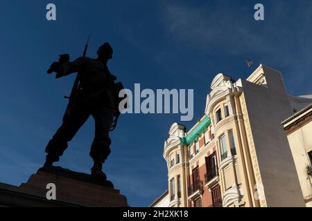 Monument au soldat espagnol et héros de la guerre cubaine Eloy Gonzalo sur la Plaza de Cascorro dans le Barrio de la Latina de Madrid, Espagne. Banque D'Images