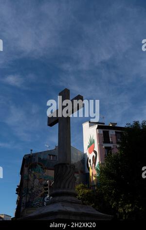 L'humilladero en pierre traverse la Plaza Puerta Cerrada tandis que le soleil se lève dans le Barrio de la Latina de Madrid, Espagne. Banque D'Images