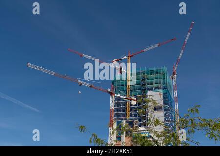 Un immeuble résidentiel de grande hauteur en construction dans le quartier de Valdeacederas à Madrid, en Espagne. Banque D'Images