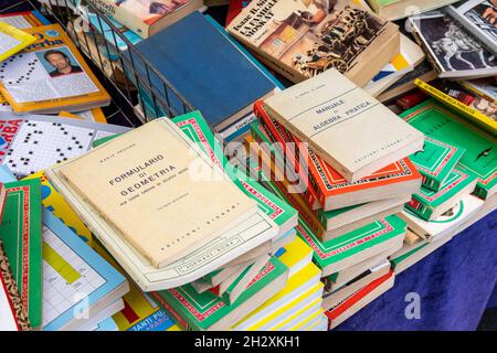 Vieux livres scolaires ou manuels scolaires à vendre au marché de rue Mercato di Porta Portese dans le quartier Trastevere de Rome, Italie Banque D'Images