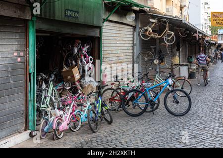 Vélos d'occasion à vendre dans l'un des garages Clivio Portuense dans le quartier Trastevere de Rome, Italie Banque D'Images