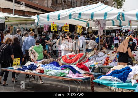 Des femmes d'âge moyen parcourent des draperies au marché du dimanche de la rue Mercato di Porta Portese, dans le quartier Trastevere de Rome, en Italie Banque D'Images