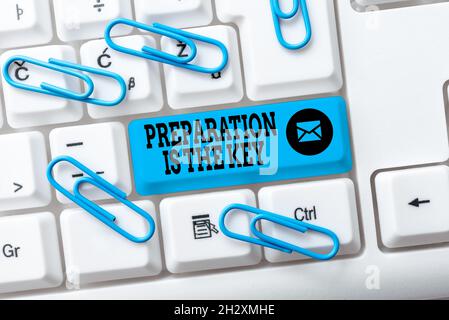 La préparation de l'affiche manuscrite est la clé.Approche commerciale elle réduit les erreurs et les activités Résumé envoi de plusieurs messages en ligne Banque D'Images