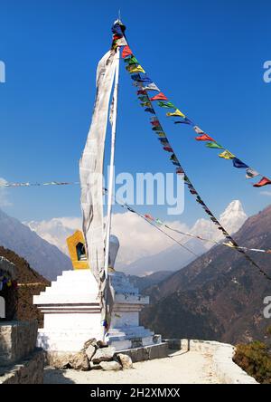 Stupa blanc et drapeaux de prière près de Namche Bazar, mont Everest, Lhotse et Ama Dablam, chemin vers le camp de base de l'Everest, vallée de Khumbu, Solukhumbu, Sagarmatha Banque D'Images