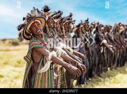 Des hommes Wodaabe dansent pendant le Gerepol Festival au Niger Banque D'Images