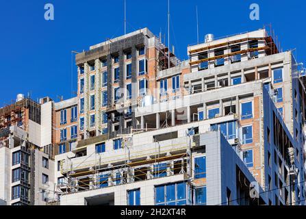 Construction moderne d'un immeuble résidentiel de grande hauteur avec le concept de l'isolation et de la décoration de façade. Banque D'Images